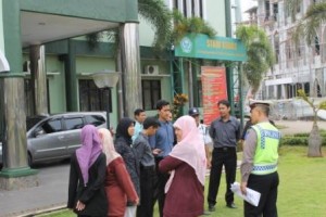 Giat Police go to campus