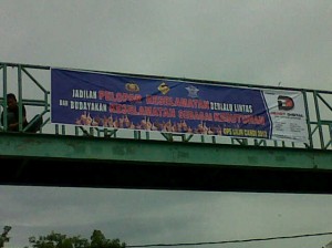 Pemasangan Spanduk Ops Lilin Candi 13