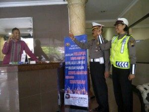 Pemasangan stand banner pelopor keselamatan di hotel amandah 2
