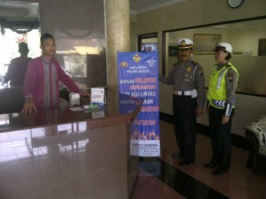 Pemasangan stand banner pelopor keselamatan di hotel amandah