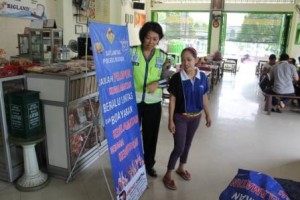 Pemasangan stand banner pelopor keselamatan 2