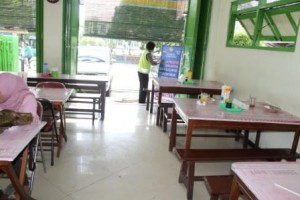 Pemasangan stand banner pelopor keselamatan