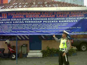 Pemasangan banner di pos ngembal
