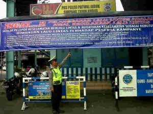Pemasangan banner di pos terpadu