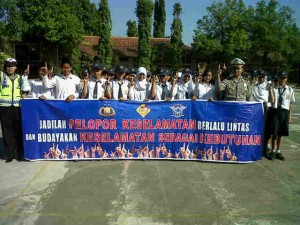 Kampanye pelopor keselamatan berlalu lintas di smp 1 mejobo. Sekitar 850 siswa
